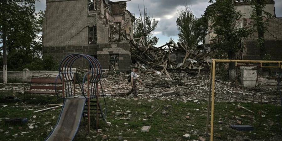 Beschädigte Schule in der ostukrainischen Stadt Bachmut