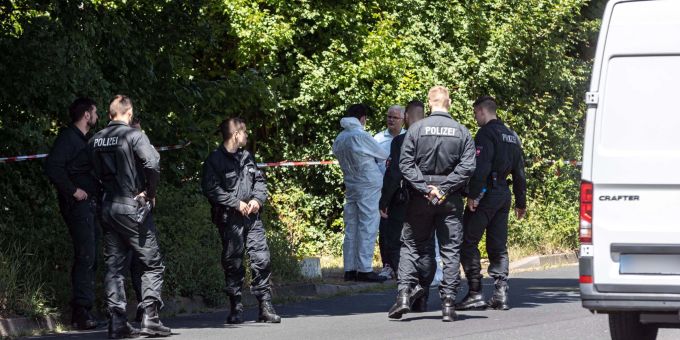 Einsatzkräfte der Polizei hatten die Leiche der 15-Jährigen in einer Grünanlage im niedersächsischen Salzgitter gefunden. Einsatzkräfte der Polizei hatten die Leiche der 15-Jährigen in einer Grünanlage im niedersächsischen Salzgitter gefunden.