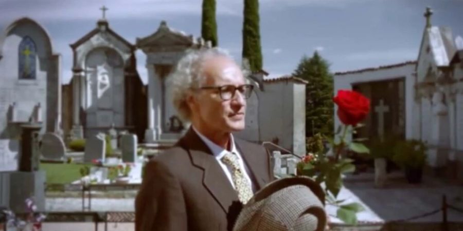 Im Film «Outland» verschränkt eine Kunstfigur heutige Migrationsgeschichten mit denen des Dadaistenpaars Hugo Ball und Emmy Hennings. (Film-Still)