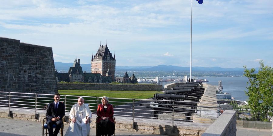 Papst Franziskus (m.) neben Justin Trudeau (l.) und der Generalgouverneurin Mary Simon.