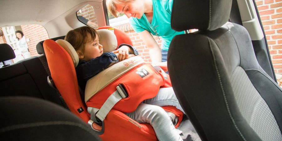 Mit Kindern im Auto zu verreisen, kann anstrengend sein. Die Fahrt zum Urlaubsziel sollte daher so entspannt wie möglich verlaufen.