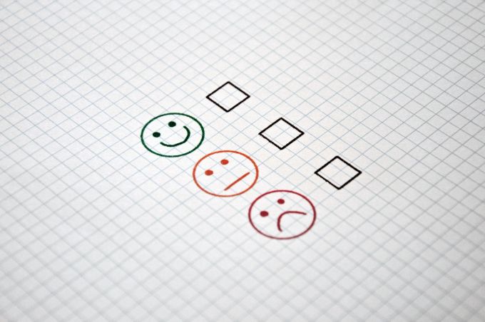 Wer weiss, was ihn zufrieden macht im Job, kann versuchen, die Arbeit bewusst so zu gestalten, dass die Zufriedenheit wächst. Feedback Smileys Farben Zufriedenheit