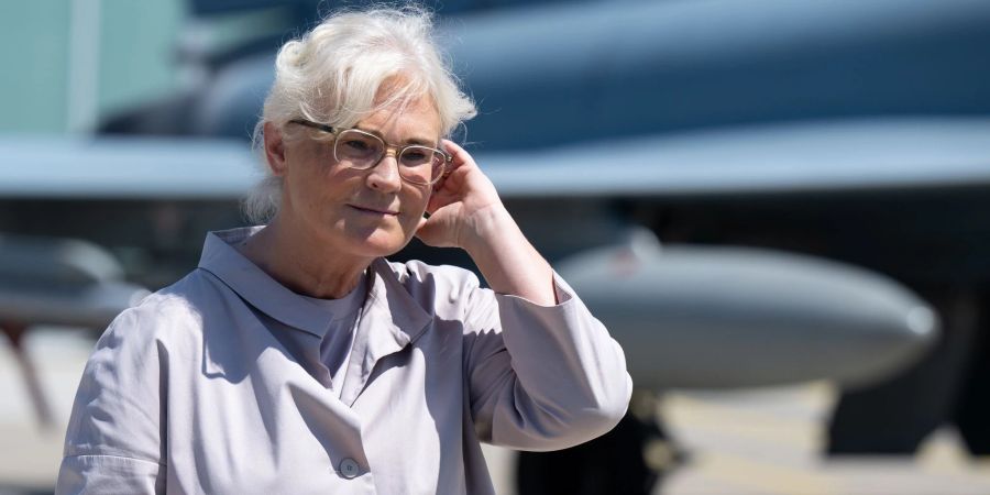 Christine Lambrecht (SPD), Bundesministerin der Verteidigung, besucht während ihrer Sommerreise das taktische Luftwaffen Geschwader 74 und gibt vor einen Eurofighter ein Pressestatement.