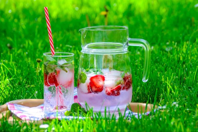 Passt besonders gut zum Sommer: kaltes Mineralwasser mit Erdbeeren und Minze. Wasser mit Erdbeeren und Minze