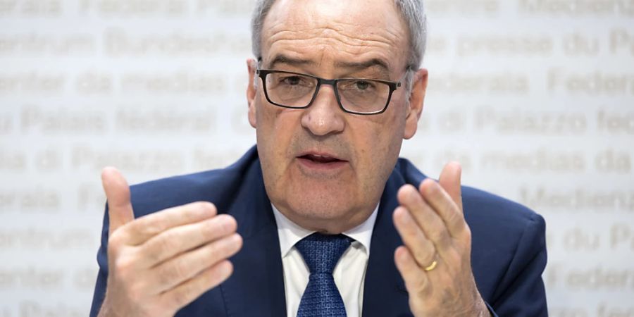 Wirtschaftsminister Guy Parmelin erwartet von den Sozialpartnern Verhandlungen über Lohnerhöhungen, um die Auswirkungen der Inflation abzufedern. (Archivbild)