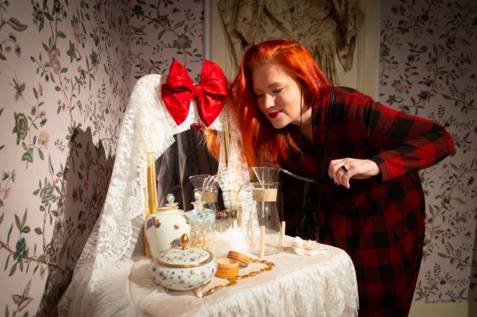 Pulverdampf oder Blütenduft? Die Sonderausstellung in Schloss Hallwyl. Frau schnuppert an Ausstellungsobjekten