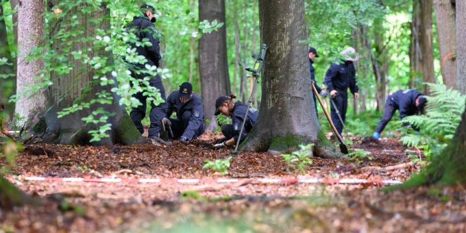 Polizeibeamte durchforsten mit Metalldetektoren und Schaufeln den in Planquadrate aufgeteilten Waldboden in Norderstedt. Polizeibeamte durchforsten mit Metalldetektoren und Schaufeln den in Planquadrate aufgeteilten Waldboden in Norderstedt.