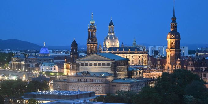 Blick auf Dresden mit der Kuppel der Kunstakademie (l-r), dem Ständehaus, der Hofkirche, der Frauenkirche, dem Hausmannsturm und der Semperoper. Blick auf Dresden mit der Kuppel der Kunstakademie (l-r), dem Ständehaus, der Hofkirche, der Frauenkirche, dem Hausmannsturm und der Semperoper.
