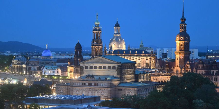 Blick auf Dresden mit der Kuppel der Kunstakademie (l-r), dem Ständehaus, der Hofkirche, der Frauenkirche, dem Hausmannsturm und der Semperoper.