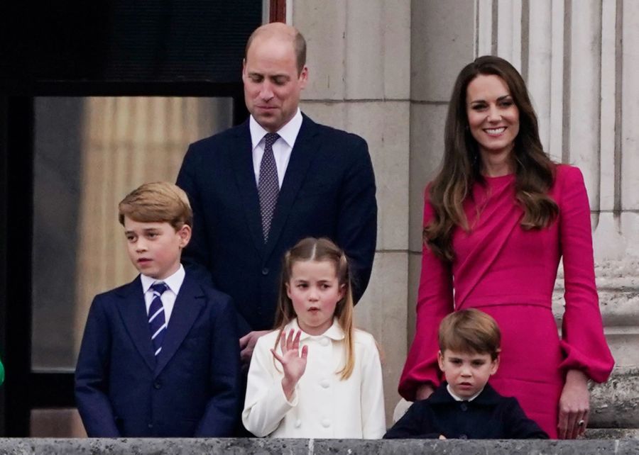 Der britische Prinz William, seine Frau Kate und ihre Kinder George (l), Charlotte und Louis beim Platinjubiläum der Queen.