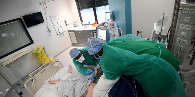 Pflegekräfte behandeln in einen Corona-Patienten Pflegekräfte behandeln in einen Corona-Patienten