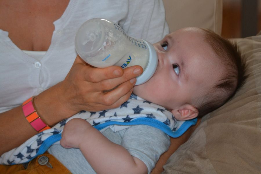 Baby Mutter Flasche Milch trinken