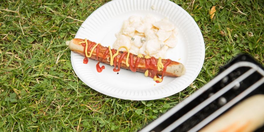 Erst wird die Wurst gegessen - und dann? Pappteller werden oft falsch entsorgt.