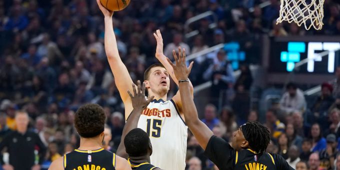 Nuggets-Center Nikola Jokic (oben) wurde erneut MVP in der NBA. NBA