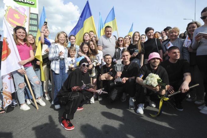 Kalush Orchestra mit Fans nach der Rückkehr in die Ukraine. Kalush Orchestra