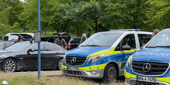 Amoklage am Freitag: Einsatzfahrzeuge stehen vor dem Berufskolleg in Bielefeld. Amoklage am Freitag: Einsatzfahrzeuge stehen vor dem Berufskolleg in Bielefeld.