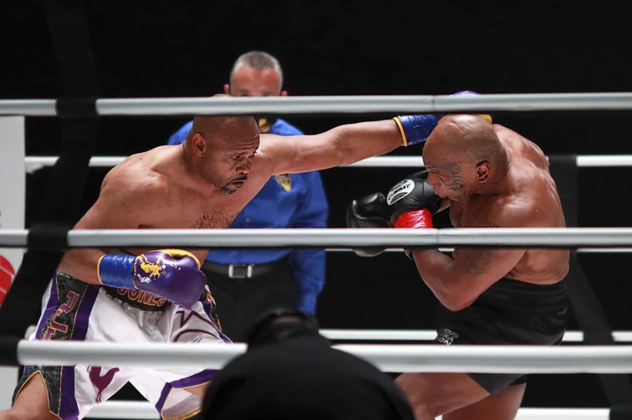 Tyson (r.) bei seinem Comeback-Kampf gegen Roy Jones Jr.