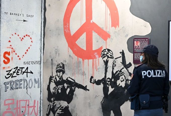 Ein Werk von Banksy an einer Exhibition in Italien. Street Art