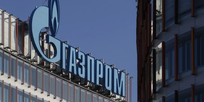 Blick auf das Gazprom-Logo an einem Bürogebäude in St. Petersburg, Russland. gazprom ukraine krieg