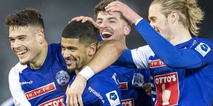 Die Spieler vom FC Luzern jubeln über ihren Auswärtssieg im Viertelfinalspiel gegen Biel am 9. Februar 2022. fc luzern