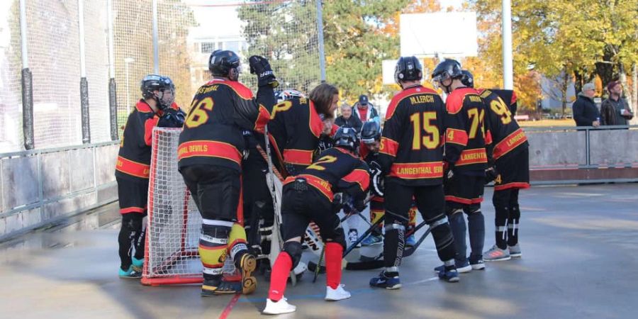 Das Team der Langenthal Devils bespricht sich vor dem Spiel. - Langenthal