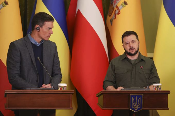 Der spanische Ministerpräsident Pedro Sanchez und der ukrainische Präsident Wolodymyr Selenskyj geben eine gemeinsame Pressekonferenz im Rahmen ihres Treffens in Kiew zum Ukraine-Krieg, 21. April 2022. EPA/MIGUEL GUTIERREZ Ukraine Krieg