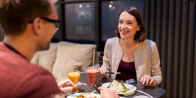 Frau im Restaurant vegan