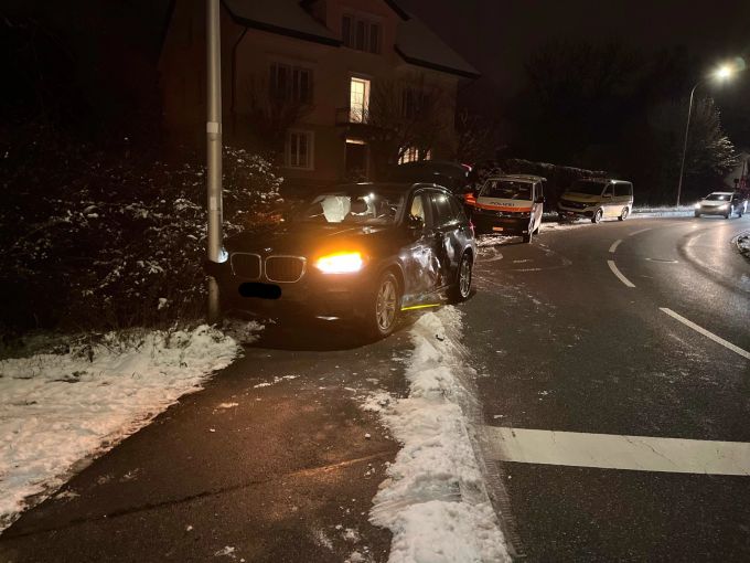 Am BMW entstand ein Sachschaden. Unfall in Reinach