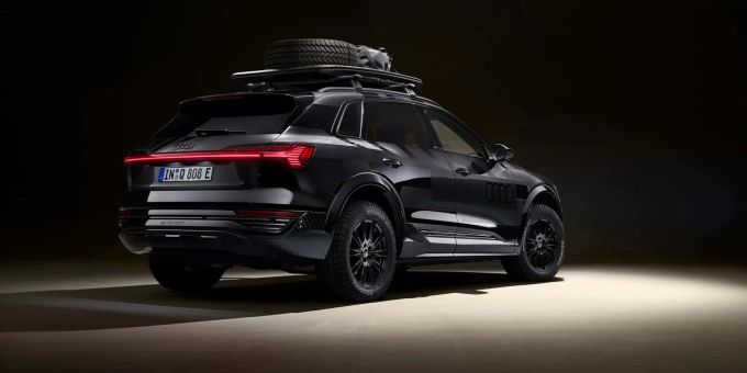 Im sauberen Fotostudio erkennt man die Verwandschaft zum Serienmodell noch sehr gut. Audi Q8 e-tron Dakar