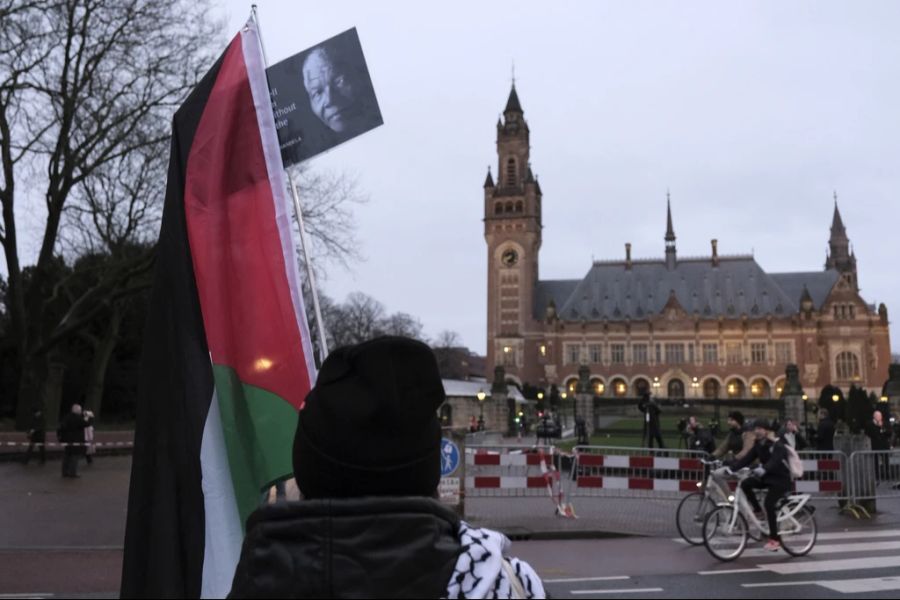 Vor dem Internationalen Gerichtshof in Den Haag protestieren sowohl pro-palästinensische als auch pro-israelische Demonstrierende.