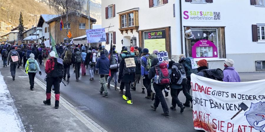 In Küblis GR wanderten die Anti-WEF Demonstrierenden am Samstag los. Am Sonntag blockierten sie die Hauptstrasse nach Davos. Zuvor kritisierte eine Sprecherin von «Strike-WEF» die bewilligte Route, die sie grösstenteils über Wanderwege führt.