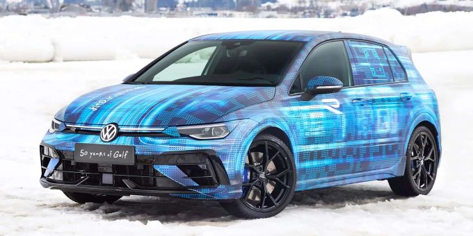 Von vorne zeigt sich trotz Tarnung das noch bulligere Gesicht des VW Golf R Facelifts VW Golf R Facelift