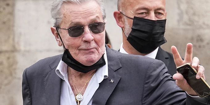 Der Familienzwist um den 88 Jahre alten französischen Filmstar Alain Delon (links) geht in die nächste Runde. (Archivbild) Der Familienzwist um den 88 Jahre alten französischen Filmstar Alain Delon (links) geht in die nächste Runde. (Archivbild)