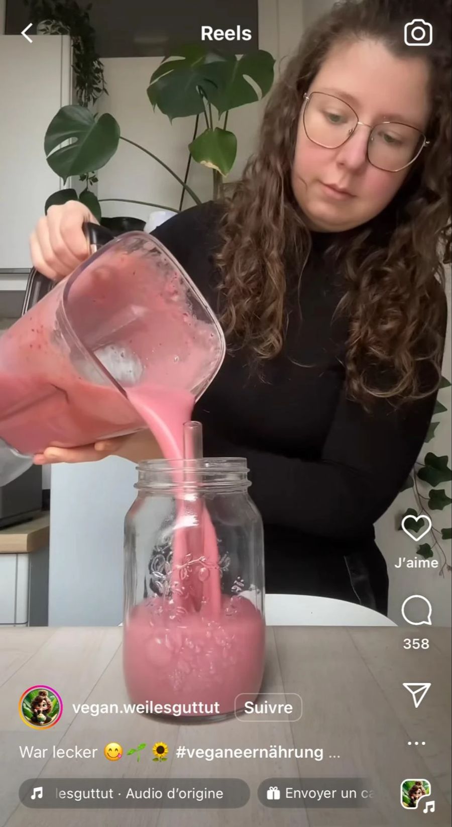 Johannas Tag beginnt normalerweise mit einem Bananen-Smoothie: Bananen sind trotz rosa Farbe auch hier die Hauptzutat neben einigen Himbeeren.