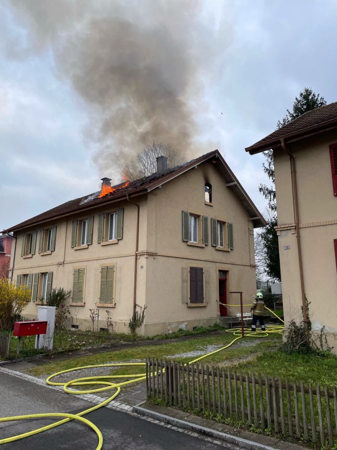 Feuerwehr löscht Brand in Doppeleinfamilienhaus. Brand in Doppeleinfamilienhaus
