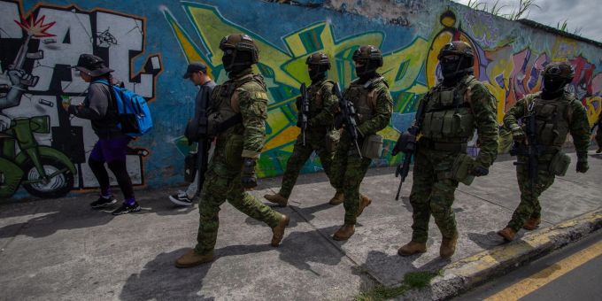 Eliteteams der ecuadorianischen Streitkräfte führen Patrouillen und Durchsuchungen in konfliktträchtigen Sektoren der Stadt Quito durch. Quito