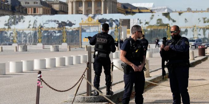 Nach einer Bombendrohung bewachen Polizisten den Eingang des Schlosses von Versailles (Oktober 2023). Nach einer Bombendrohung bewachen Polizisten den Eingang des Schlosses von Versailles (Oktober 2023).