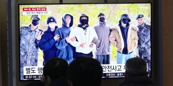 Mitglieder der südkoreanischen K-Pop-Band «BTS» treten im TV auf. Sendungen wie diese sind in Nordkorea verboten. (Archivbild) nordkorea zwangsarbeit