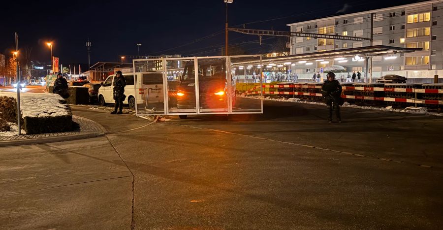 Die Polizei im Einsatz anlässlich des Zürcher Derbys zwischen Kloten und den ZSC Lions.