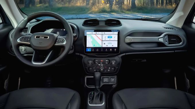Das Cockpit wurde runderneuert und glänzt mit viel Display-Fläche und guter Konnektivität 2024 Jeep Renegade Facelift