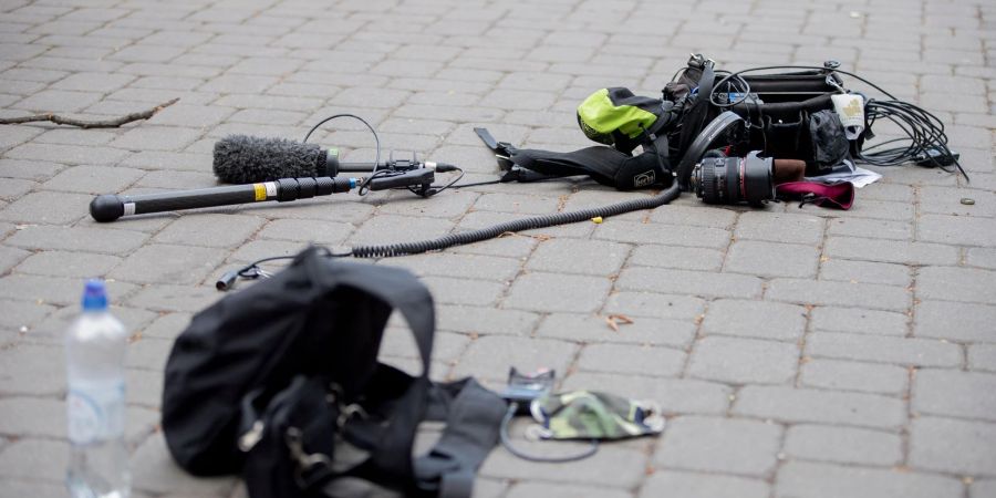 Die Ausrüstung des Kamerateams nach dem Übergriff am 1. Mai 2020 zwischen Alexanderplatz und Hackescher Markt.