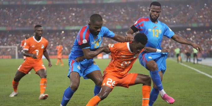 Meschack Elia (re.). von YB im Einsatz für die DR Kongo im Halbfinal des Afrika-Cups gegen die Elfenbeinküste. Meschack Elia YB Kongo