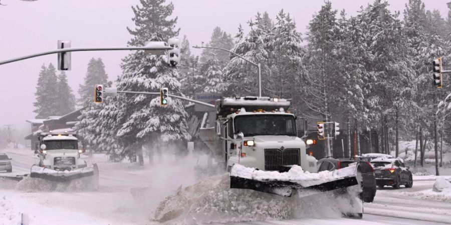 Die Donner Pass Road in Truckee wird gepflügt. Foto: Andy Barron/AP/dpa