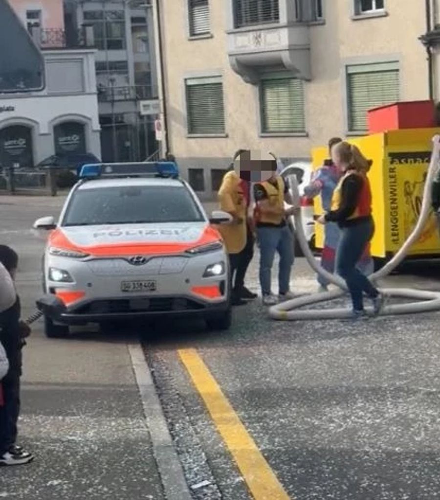 Sie füllten ein unbeaufsichtigtes Polizeiauto mit ganz viel Konfetti.