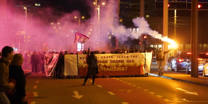 Teilnehmende der Antifa-Demo anlässlich des feministischen Kampftages in Basel. Antifa