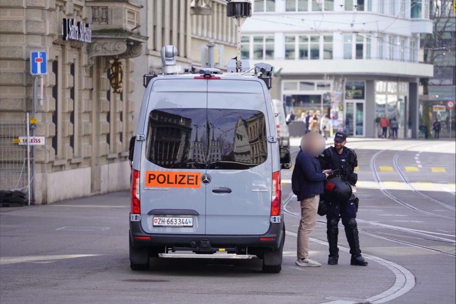 Auch am Paradeplatz steht die Polizei im Einsatz. Hier soll die Demonstration um 13.30 Uhr beginnen.