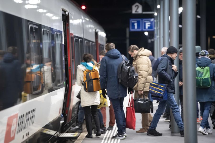 Wer Online-Ticketsysteme wie Easy Ride oder Fairtiq nutzt, darf erst auschecken, wenn er oder sie ausgestiegen ist. (Symbolbild)