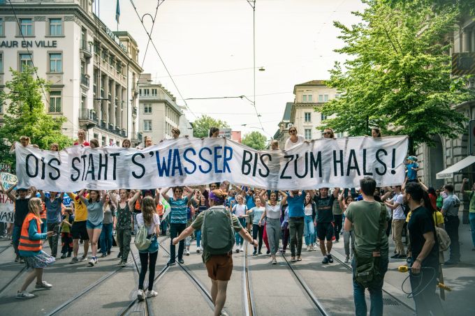 Beide Initiativen, über die am 3. März im Kanton Zürich abgestimmt wird, hält der Klimastreik Schweiz für einen Verstoss gegen das Völkerrecht. sds klimastreik