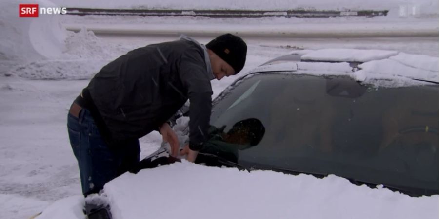 Einem Touristen aus Monaco hat es in Graubünden den Ferrari eingeschneit.