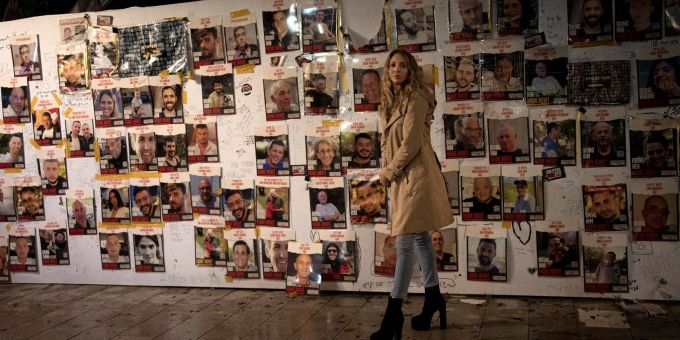 Ausstellung mit Postern von Menschen, die am 7. Oktober 2023 von der Hamas als Geiseln genommen wurden in Tel Aviv. Ausstellung mit Postern von Menschen, die am 7. Oktober 2023 von der Hamas als Geiseln genommen wurden in Tel Aviv.